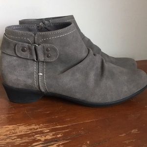 Axxiom Women’s Size 7 1/2 Wide Gray Buckle Booties